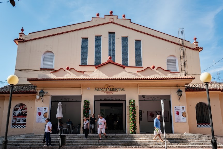 El Mercat Municipal d’Oliva acoge una campaña para fomentar el consumo de sus productos con tapas gratis