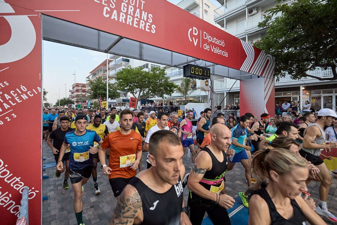 La 10K Nocturna Memorial Toni Herreros llena de gente la playa de Gandia con nuevo récord de participación