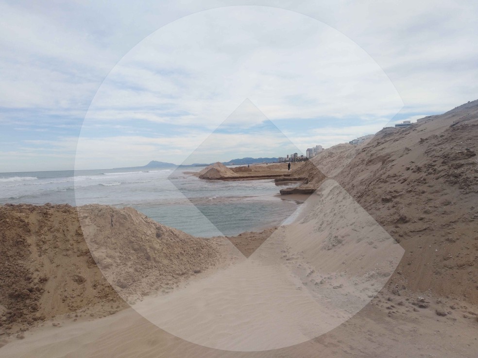 Costas vuelve a extraer arena de la playa de Gandia a las puertas de la temporada de verano