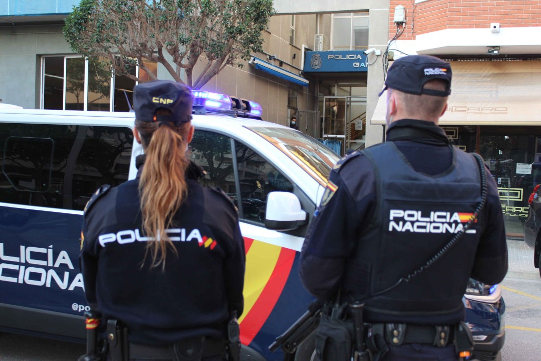 La Policía Nacional detiene en Gandia a tres hombres por robar en seis comercios