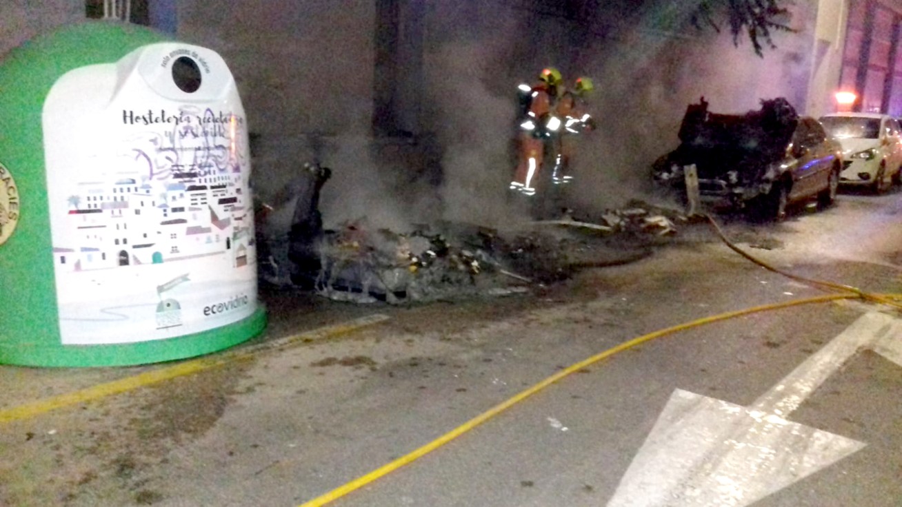 Tres contenedores quemados y un coche afectado en la calle Cervantes de Gandia
