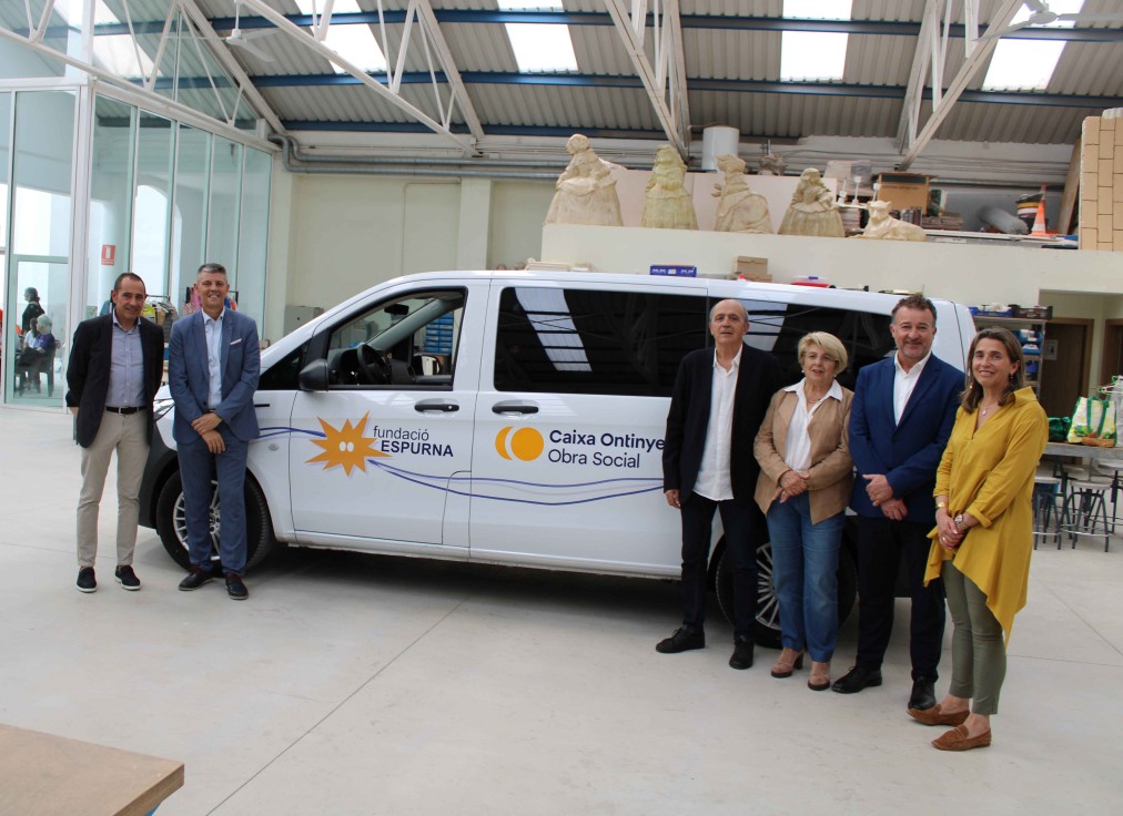 Caixa Ontinyent aporta un vehículo eléctrico a la Fundación Espurna de Gandia