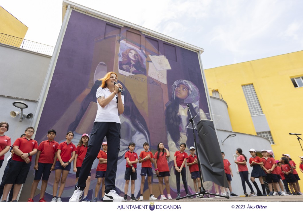 El colegio Cervantes de Gandia estrena el mural en homenaje a la astronauta española Sara García