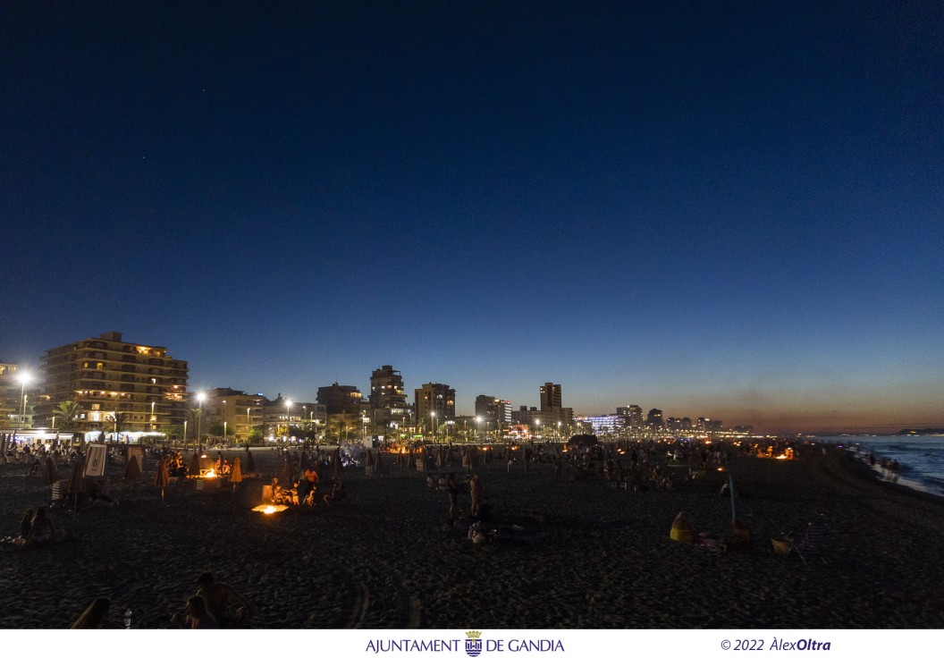 Todo a punto para la celebración de la noche de San Juan en la playa de Gandia