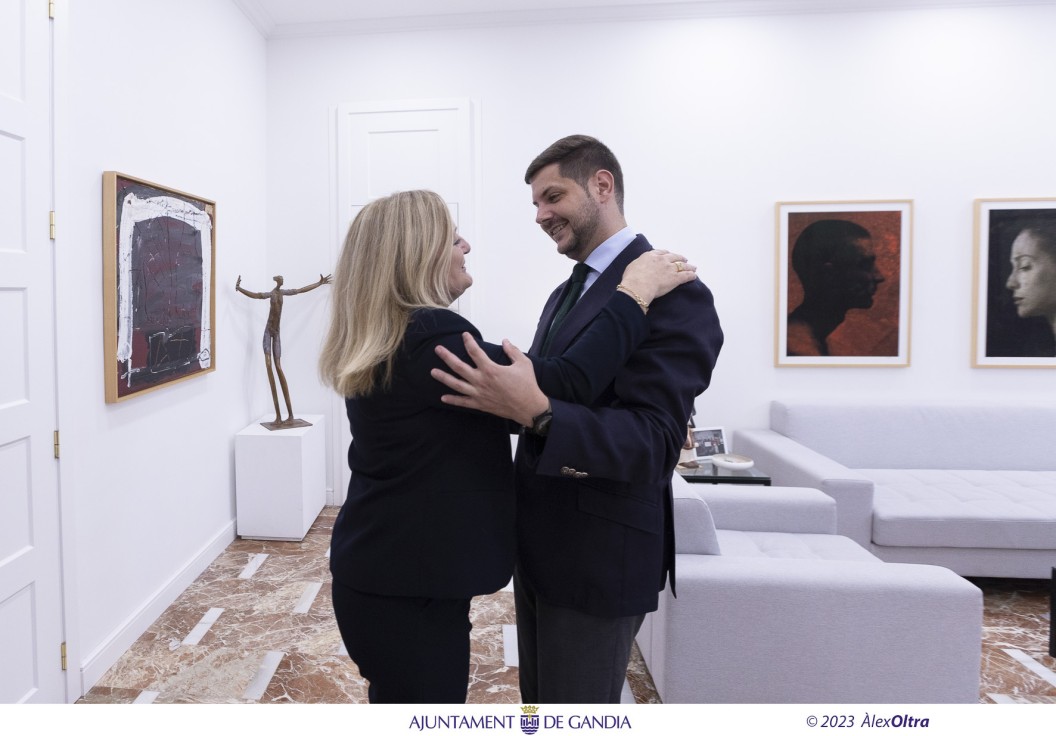 El alcalde de Gandia recibe a la Madrina de la Semana Santa de 2024