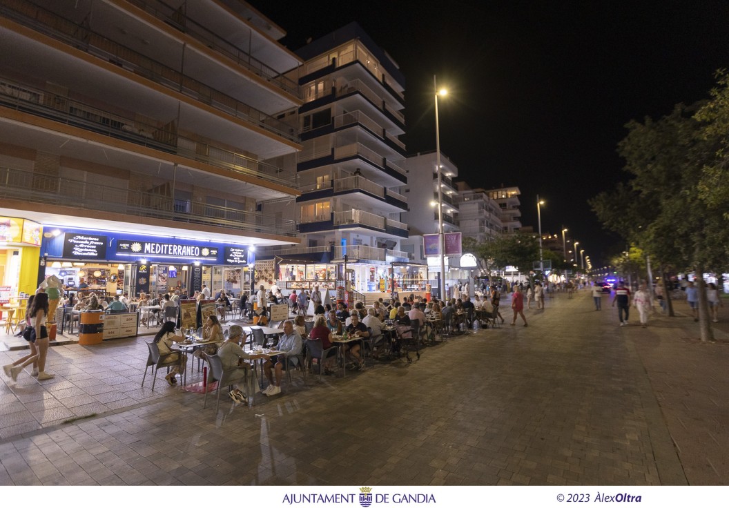 Lleno en la Noche de San Juan y el primer fin de semana del verano en la playa de Gandia