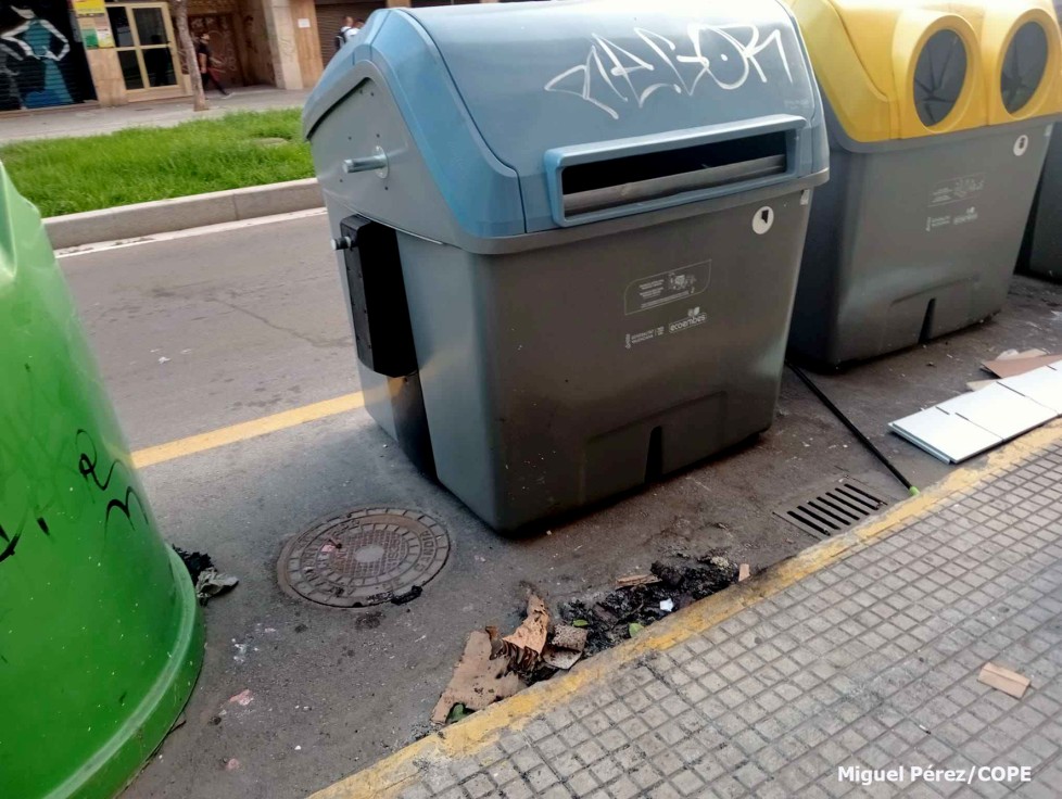 Un vecino evita que arda un contenedor de papel en pleno centro de Gandia