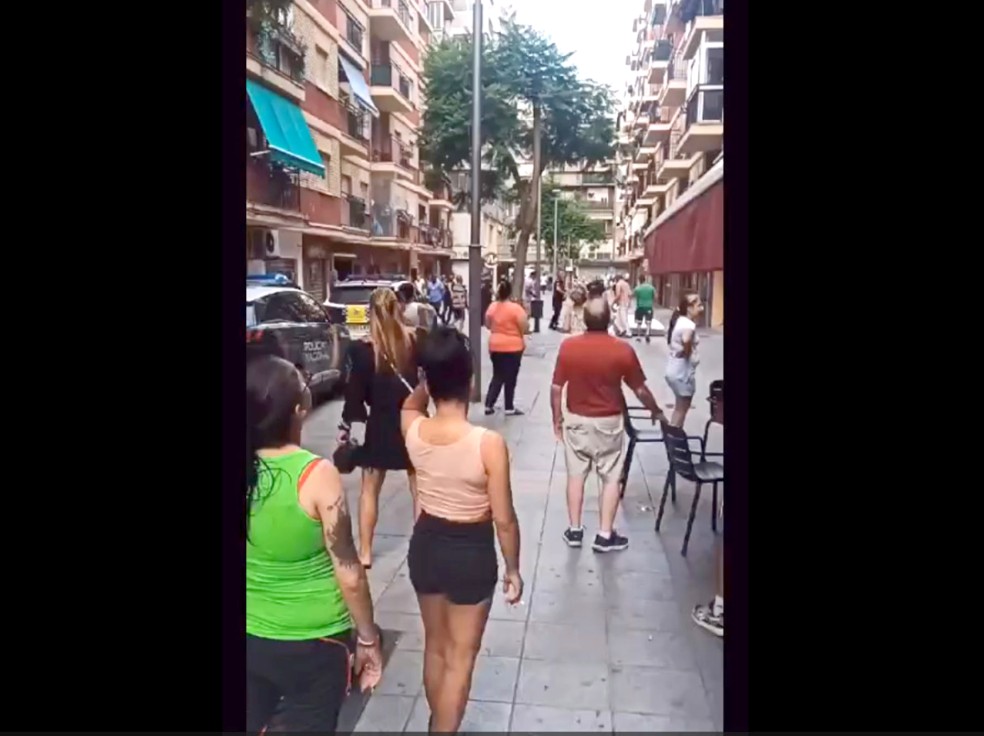 ''Solo tú me puedes dar la mano'': Así evitó un Policía Nacional de Gandia que una mujer saltara al vacío