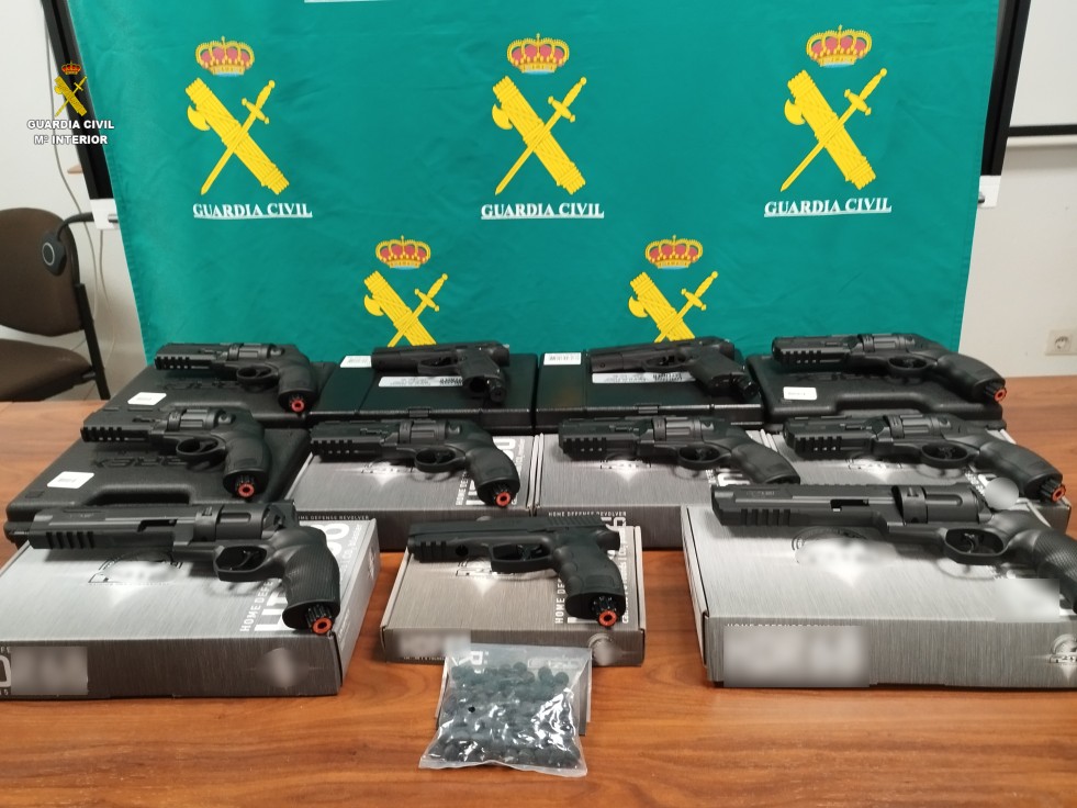 La Guardia Civil aprehende 11 armas prohibidas de un establecimiento de venta de armas de aire comprimido de Gandia