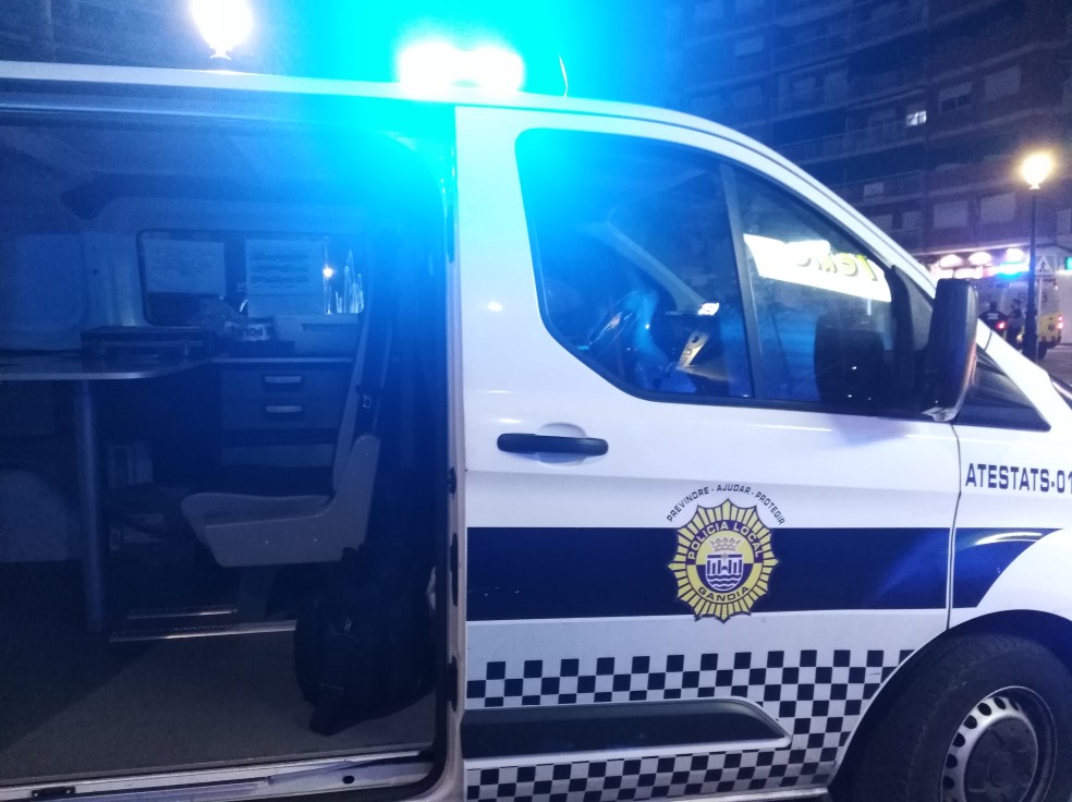 Un menor ebrio que conducía un patinete en Gandia herido al chocar con un coche