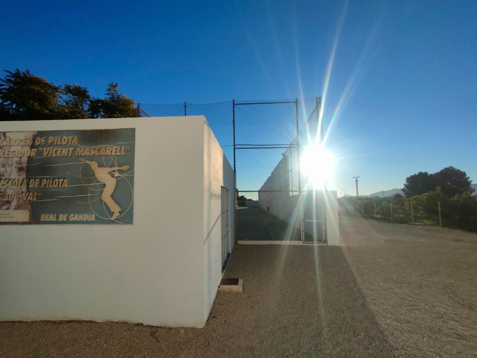La Generalitat concede al Ayuntamiento del Real de Gandia una subvención para la remodelación y mejora del carrer de pilota “Regidor Vicent Mascarell”