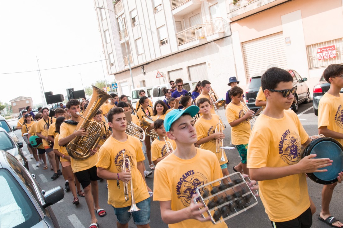 Medio centenar de niños invaden con música las calles del Grao de Gandia