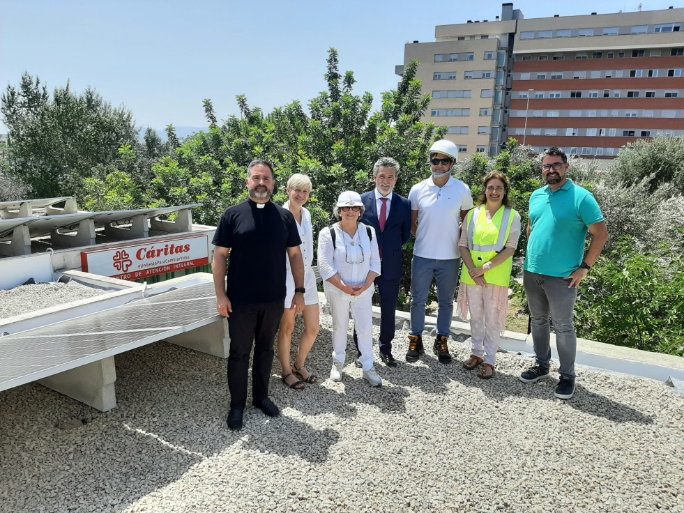 La Fundación Naturgy y la empresa Silicon Valen financian un proyecto de mejora del aislamiento en el CAI de Cáritas Gandia, así como una instlación fotovoltáica