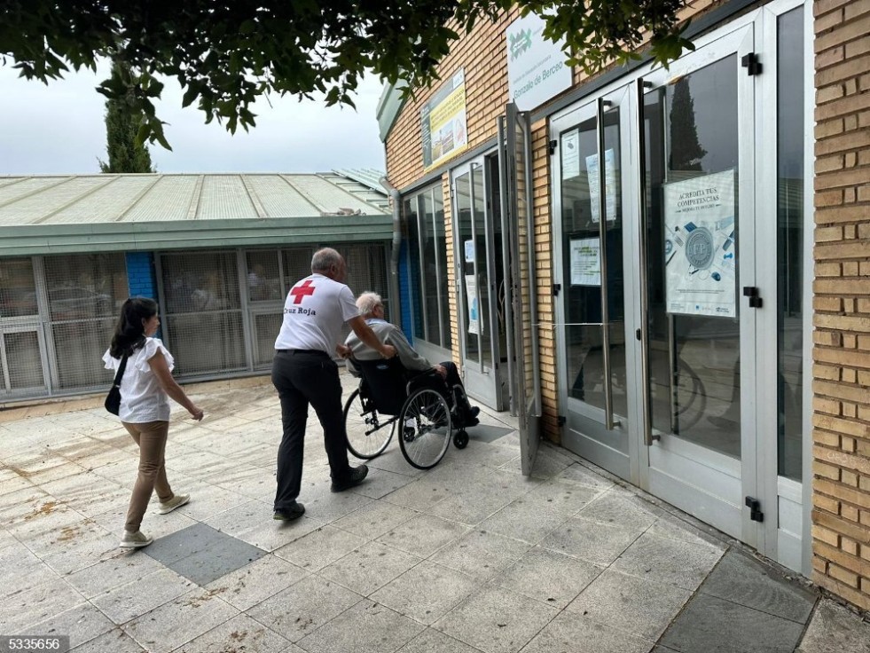 Cruz Roja facilita el voto de las personas con movilidad reducida en la jornada electoral del 23J