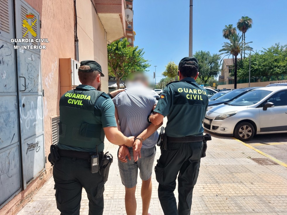 La Guardia Civil detiene a un agresor por violencia de género y salva la vida a su pareja sentimental en la Safor