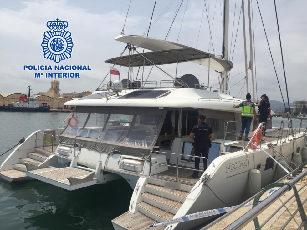 La Policía Nacional recupera en el puerto de Gandia una embarcación valorada en 1.500.000 euros y detiene a un hombre