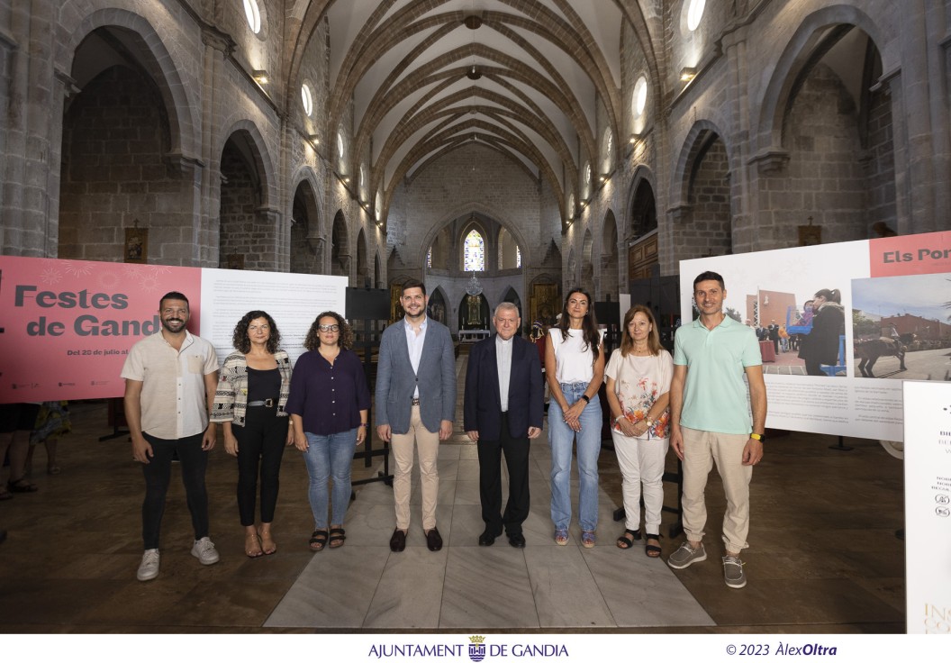 Inaugurada la exposición «Fiestas de Gandia» en la Insigne Colegiata