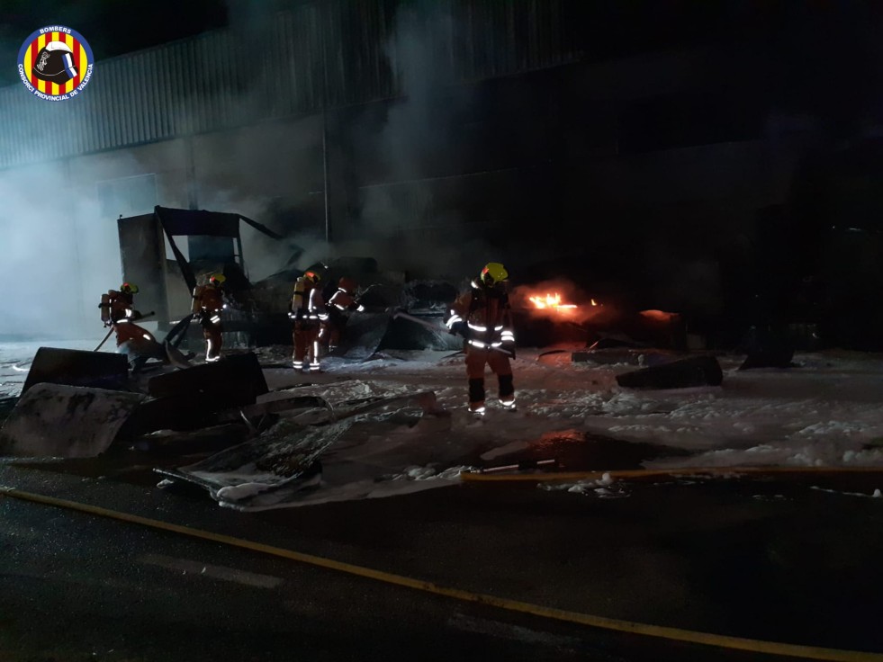 Arde esta madrugada en Ròtova un camión lleno de palés con peligro de propagarse a una nave