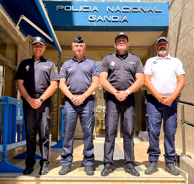 Agentes de la Policía Nacional española y de la Policía Nacional francesa patrullan juntos en Gandia
