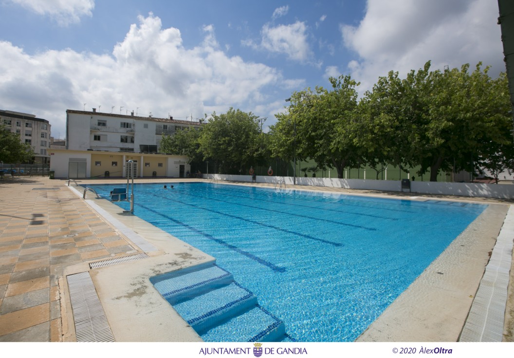 Las piscinas municipales de Gandia cerrarán a las 11 de la noche por la ola de calor