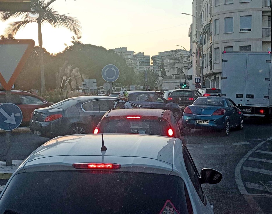 El caos y el atasco de tráfico en el Grau y Playa de Gandia retrocede 40 años