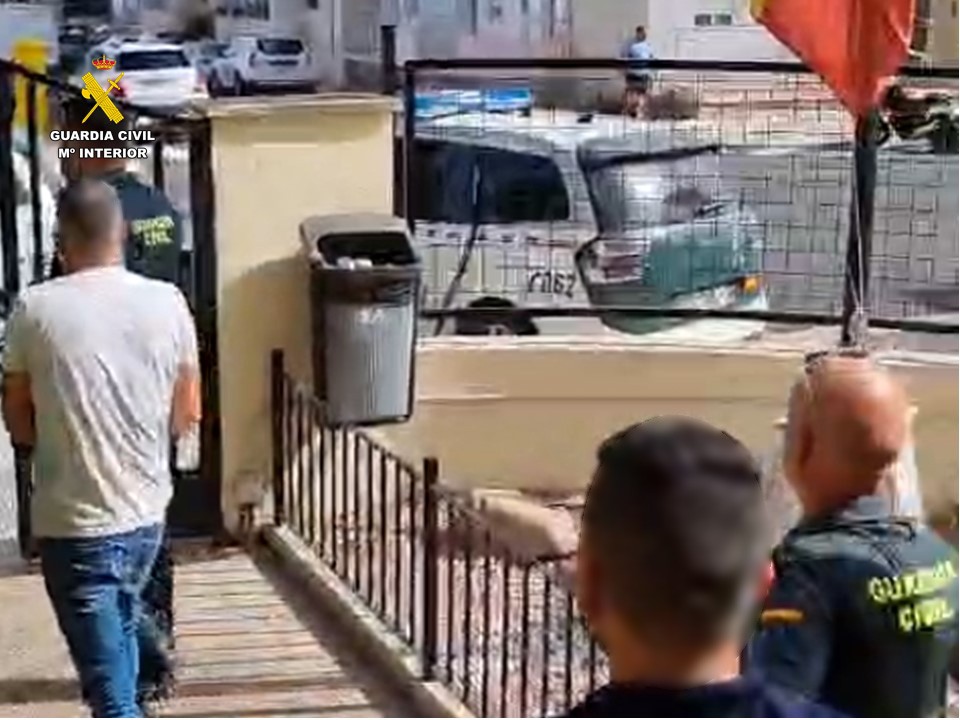 La Guardia Civil sorprende y detiene en Calp a dos “cogoteros” reclamados por juzgados de Gandia y varias provincias