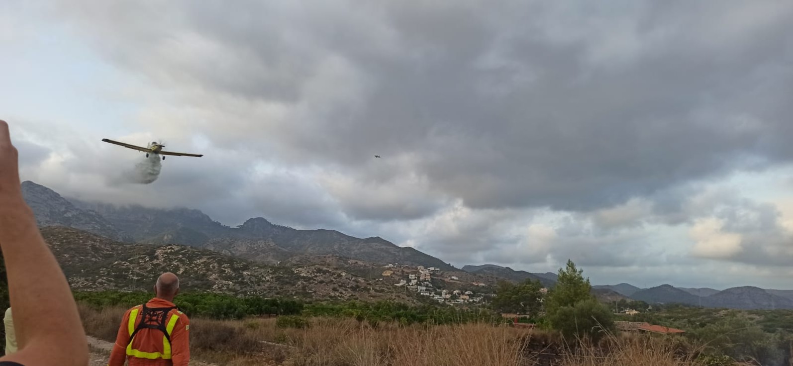 Un incendio en Marxuquera de Gandia moviliza a medios aéreos