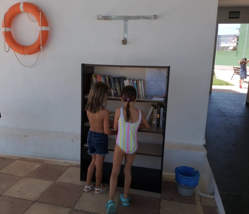 Beniarjó pone este verano al alcance de los ciudadanos libros en el polideportivo