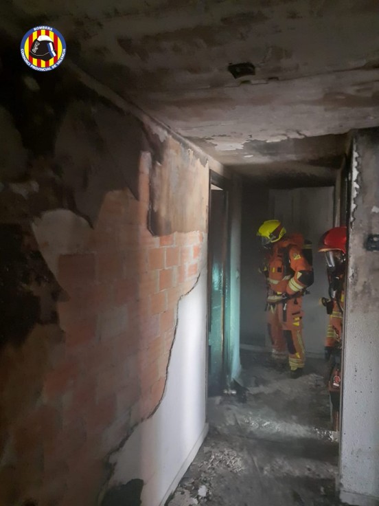 Cuatro personas atendidas en un incendio en Gandia