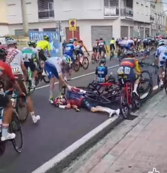 Detenido un joven por intentar provocar un accidente en la Vuelta Ciclista a España a su llegada a Oliva
