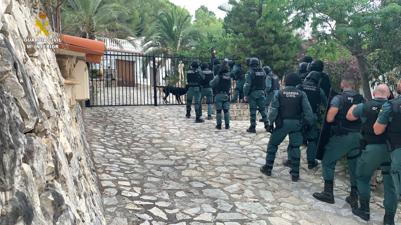 La Guardia Civil detiene en el Tossal Gros de Oliva a tres personas con una plantación de marihuana
