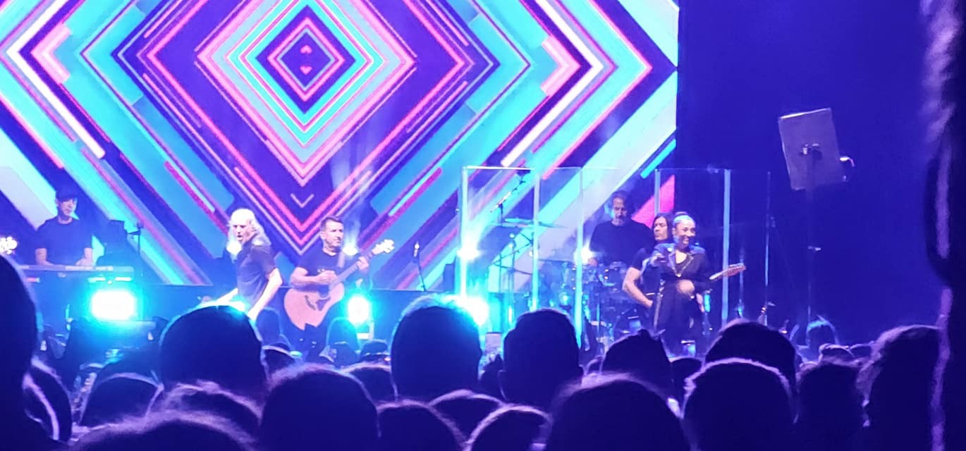 Unas 10.000 personas disfrutan del concierto gratuito de Camela en Tavernes de la Valldigna