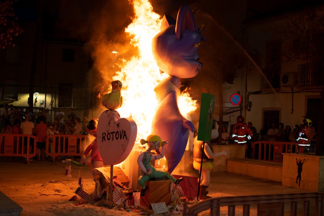Ròtova quemó su falla con una alta participación de público y actividades culturales