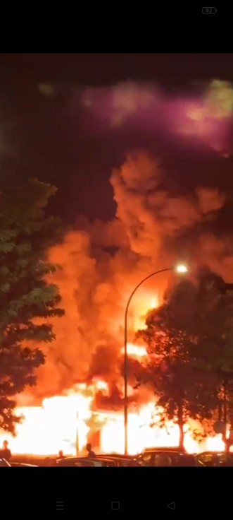 Un incendio en una nave industrial en Potries obliga a desalojar varios edificios cercanos