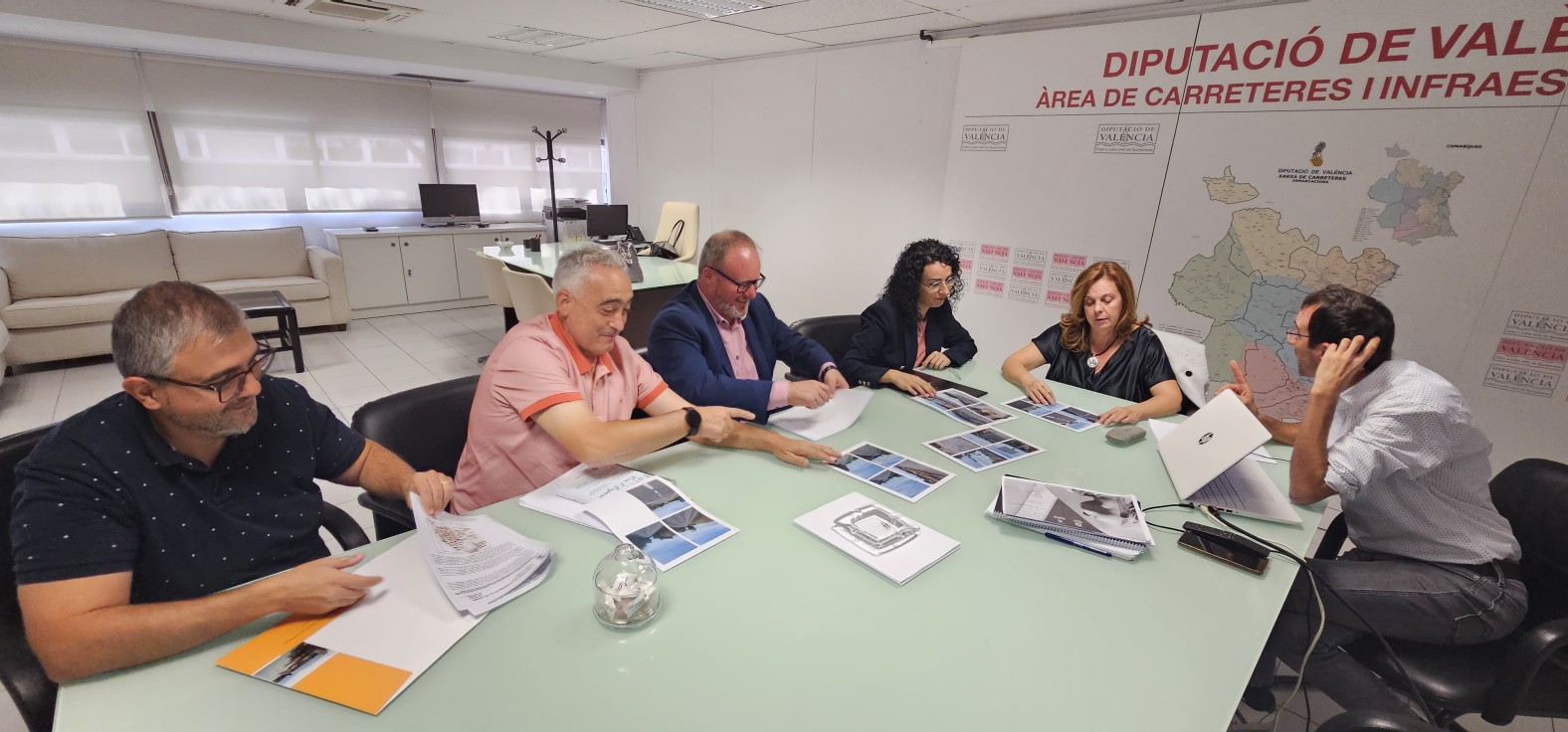 Tavernes y la Diputación de València analizan la conversión del Camí Reial en carretera para dar continuidad a la Nazaret-Oliva