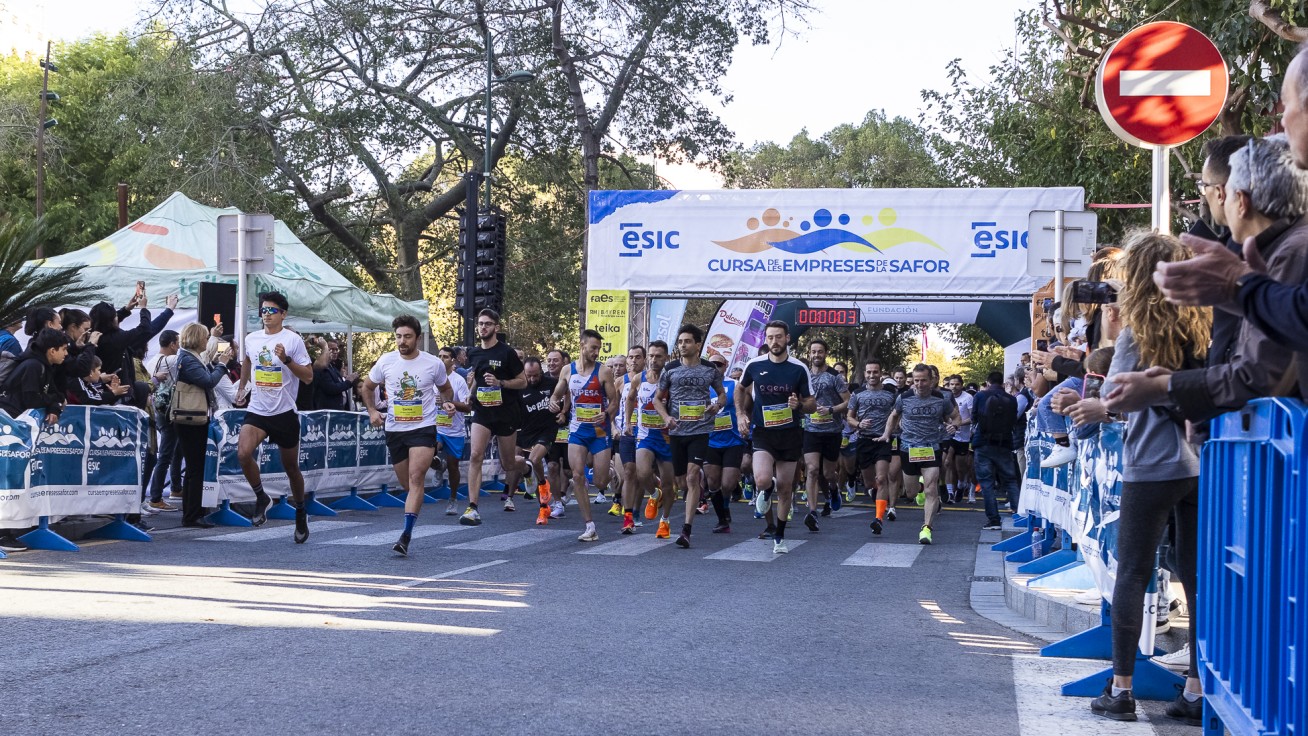 La Cursa de les Empreses de la Safor-ESIC se consolida con 1.700 participantes ayer domingo por las calles de Gandia
