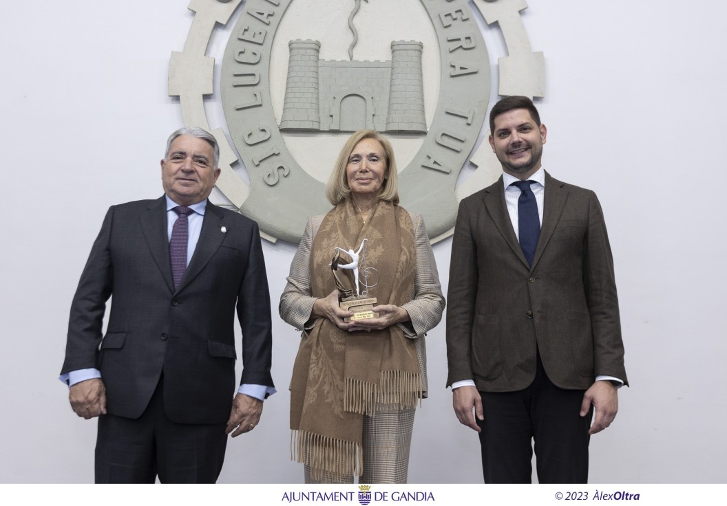 El alcalde de Gandia entrega el VII premio de Fomento a la Trayectoria Cultural a Pro Música