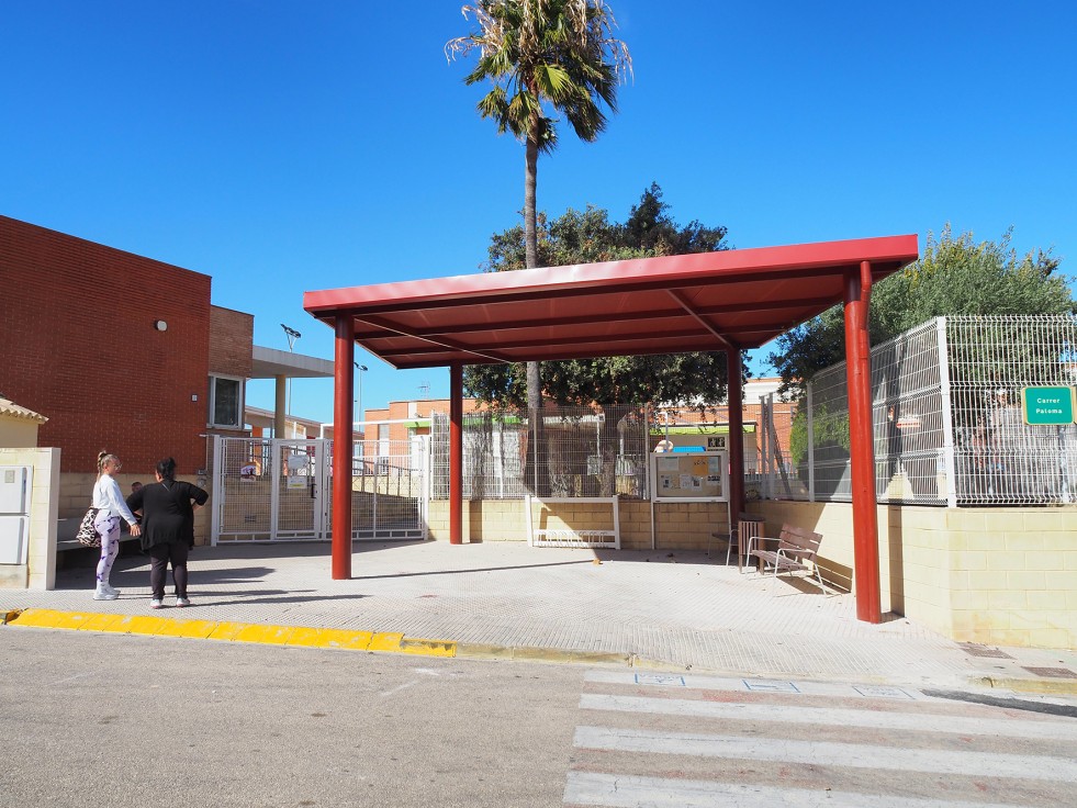 Miramar instala un refugio climático en la entrada del colegio Oliveretes