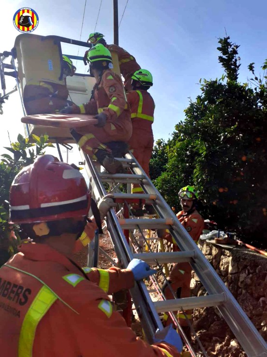 Un hombre resulta herido al volcar el camión despluma con el que trabajaba en Palma de Gandia