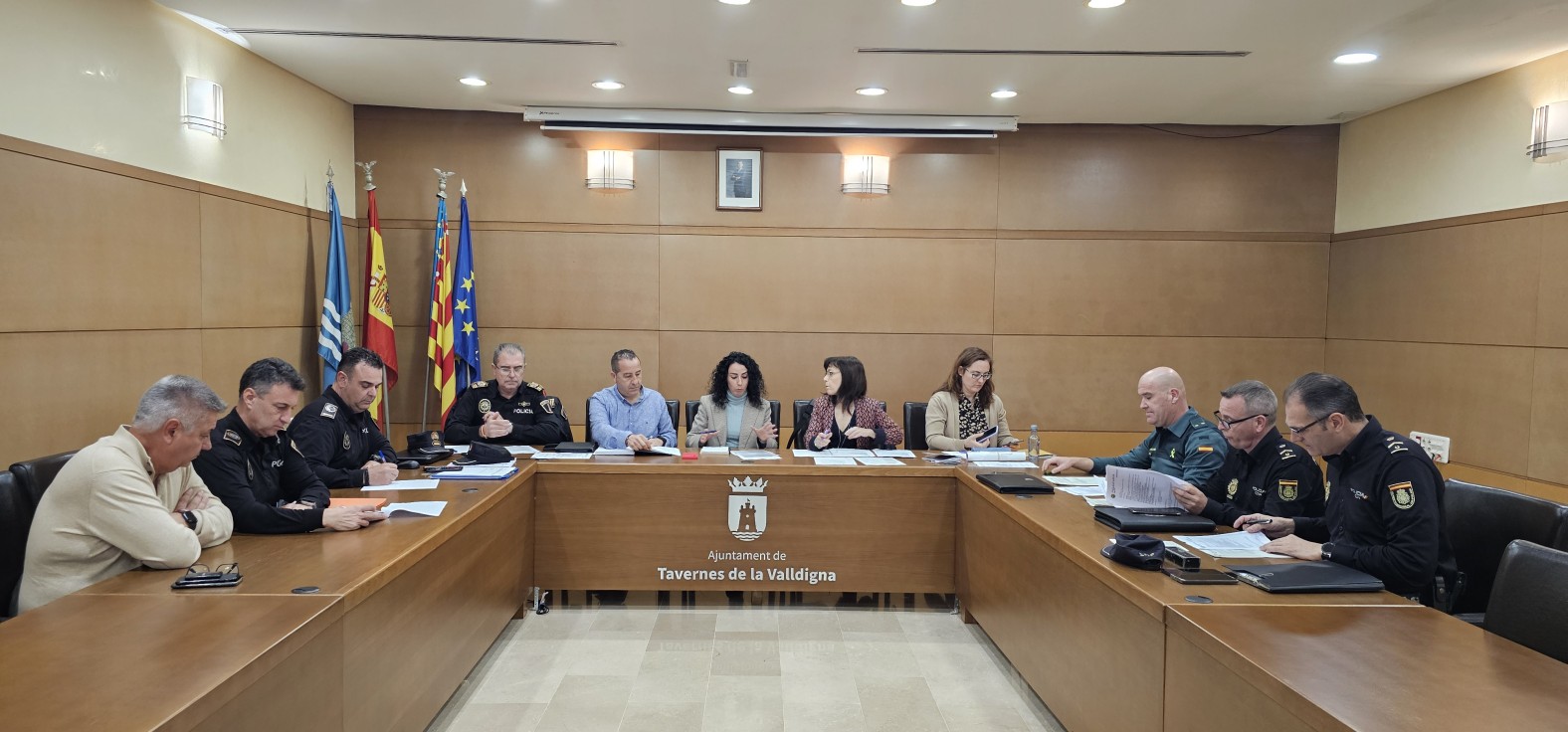 El Ayuntamiento de Tavernes celebra la Junta de Seguridad Local presidida por la subdelegada del Gobierno, Raquel Ibáñez