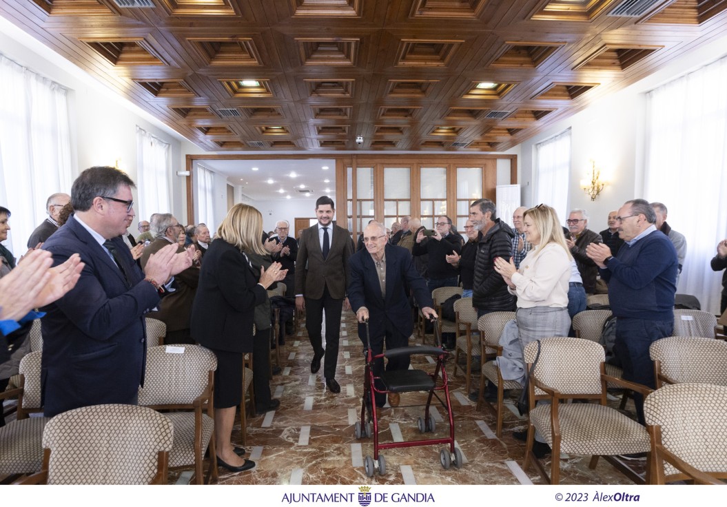 Gandia concede el Escudo de Oro de la Ciudad a José Rausell en reconocimiento a su labor como profesor y escultor