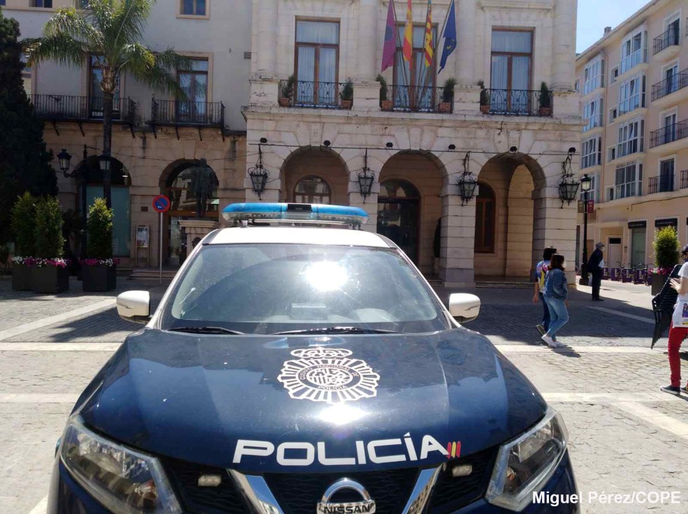 A la cárcel tras huir de la Policía Nacional con una furgoneta por las calles Gandia sin carné y con grave peligro para los peatones