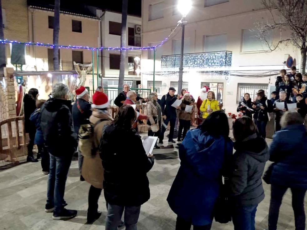 El Aguinaldo recorrió las calles de Ròtova visitando también las viviendas adornadas por Navidad