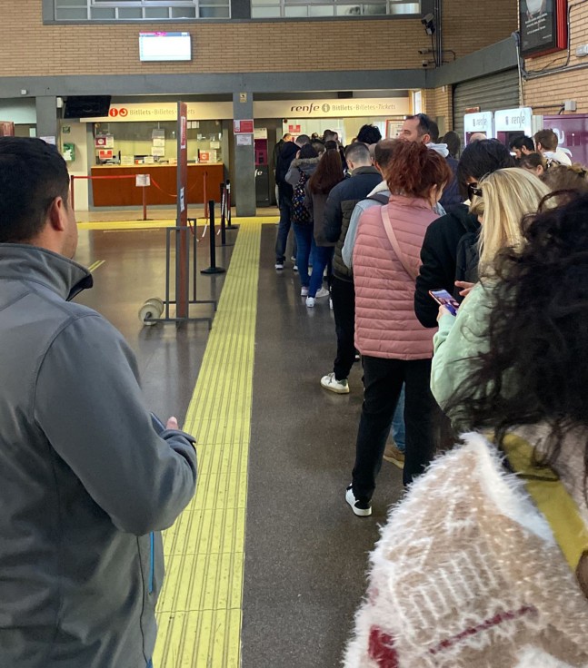 Largas colas en Gandia para renovar los abonos del tren de Cercanías en un servicio desastroso