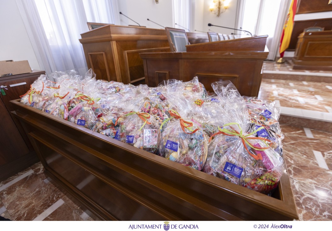 Gandia entrega las Cascas de Reyes a los niños y niñas ganadores del concurso