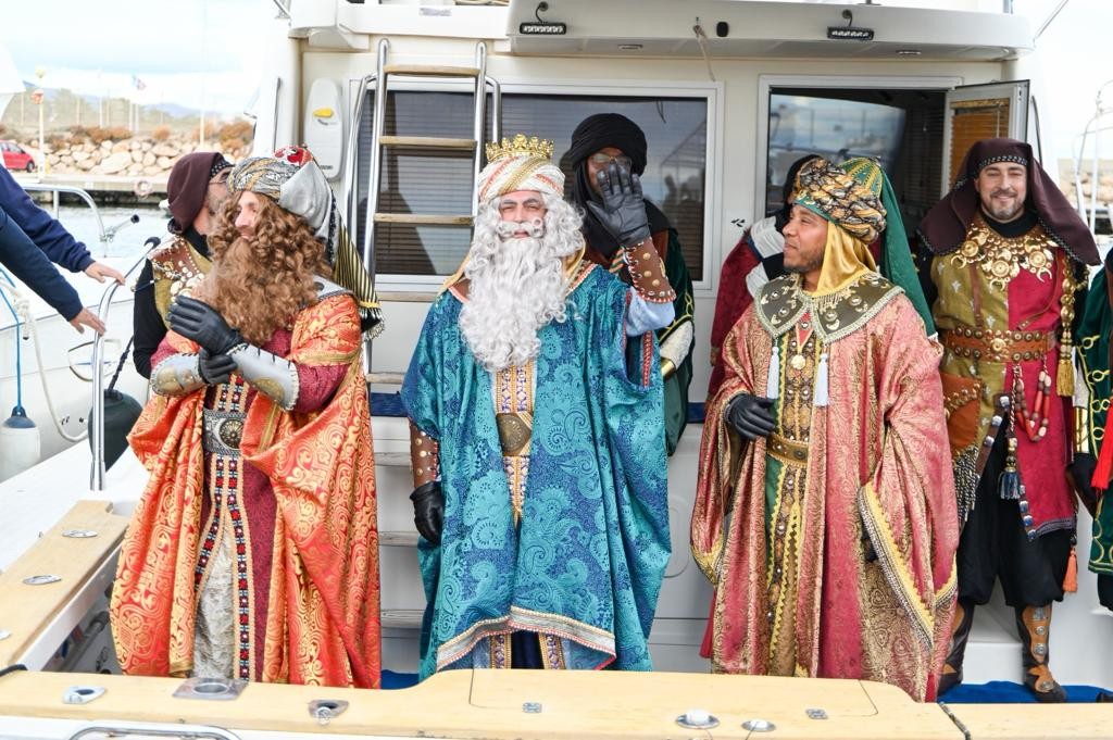 La llegada de los Reyes Magos a Oliva se celebró con una gran participación y sin incidencias destacadas