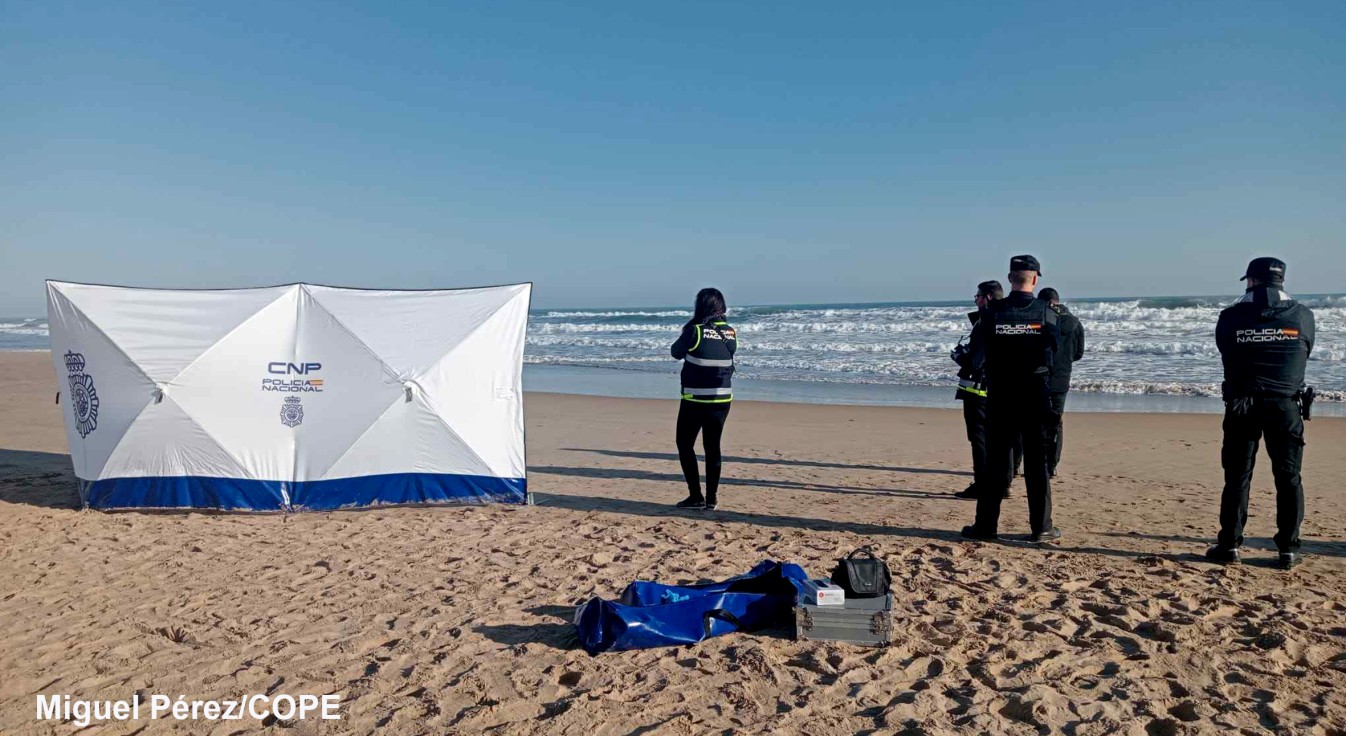 La policía investiga la aparición del cadáver de un hombre en la playa de Gandia