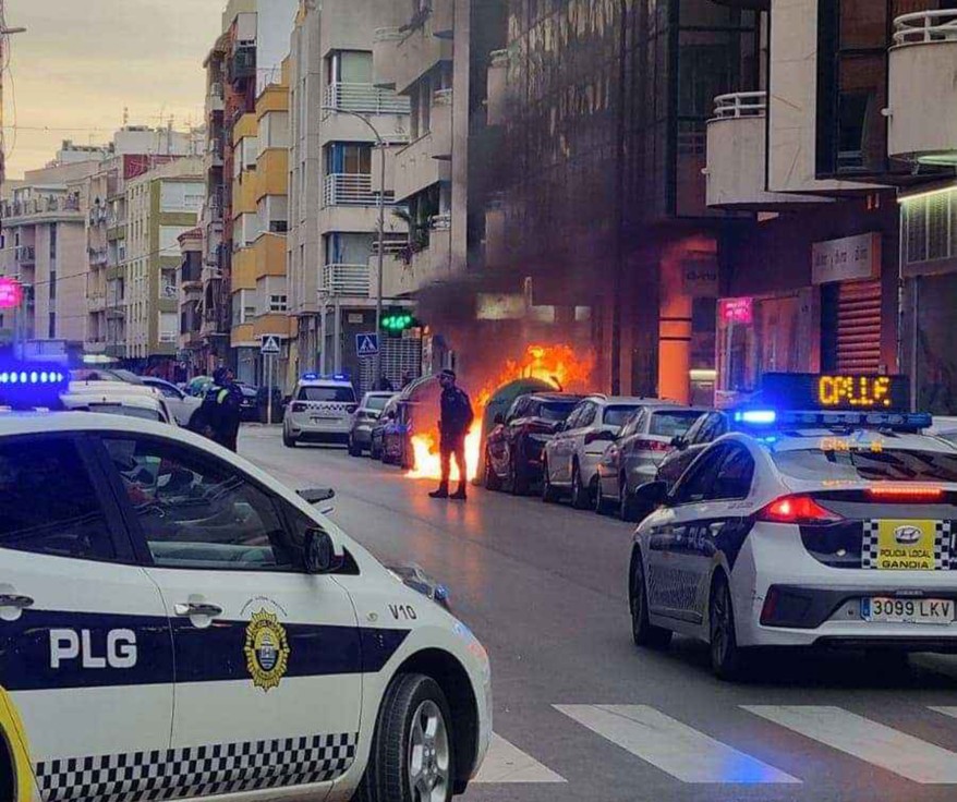 Dos contenedores ardieron ayer tarde en menos de una hora en Gandia