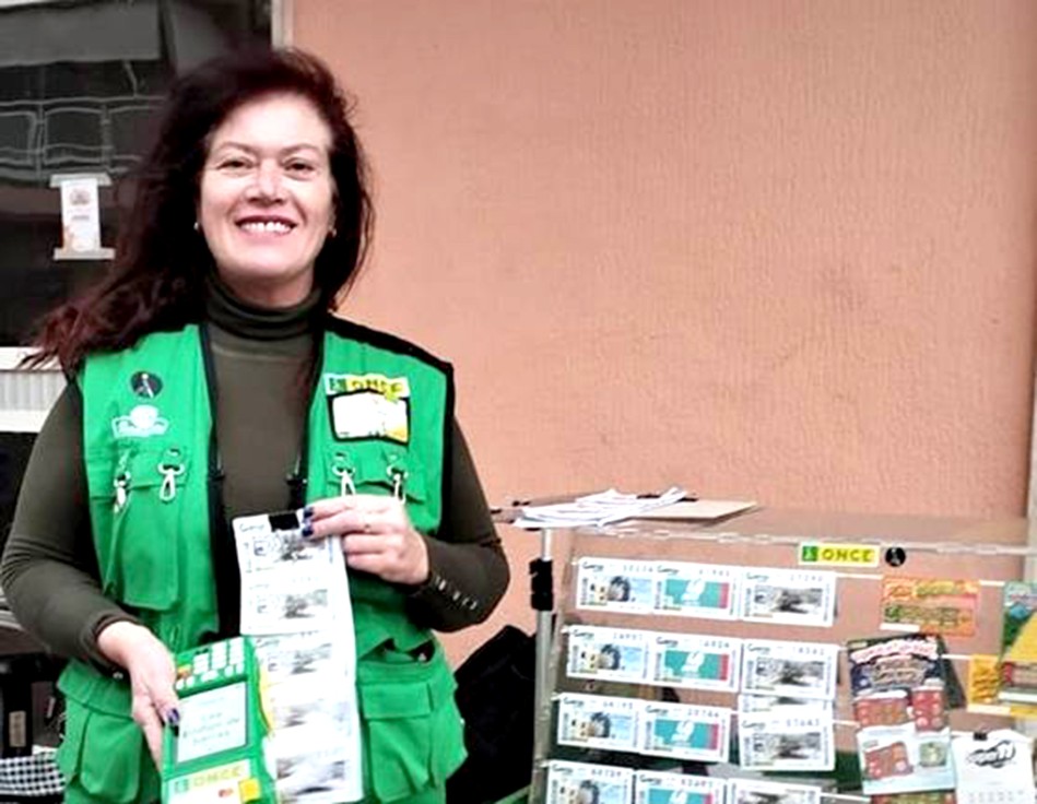 La vendedora de la ONCE Elvira Talens vuelve a dar otro premio mayor en Tavernes de Valldigna: Sueldazo de 2.000 euros al mes durante 10 años