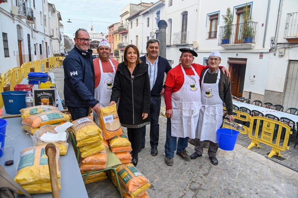 Éxito absoluto del Porrat y Calderes de Sant Antoni en Oliva